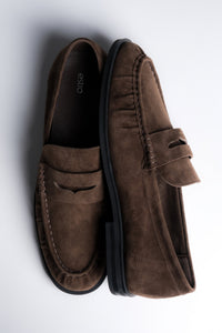 Draufsicht auf das Paar dunkelbrauner Velours-Loafer mit klassischen Ziernähten