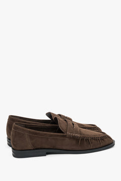 Schräge Seitenansicht der dunkelbraunen Damen-Loafer aus Veloursleder