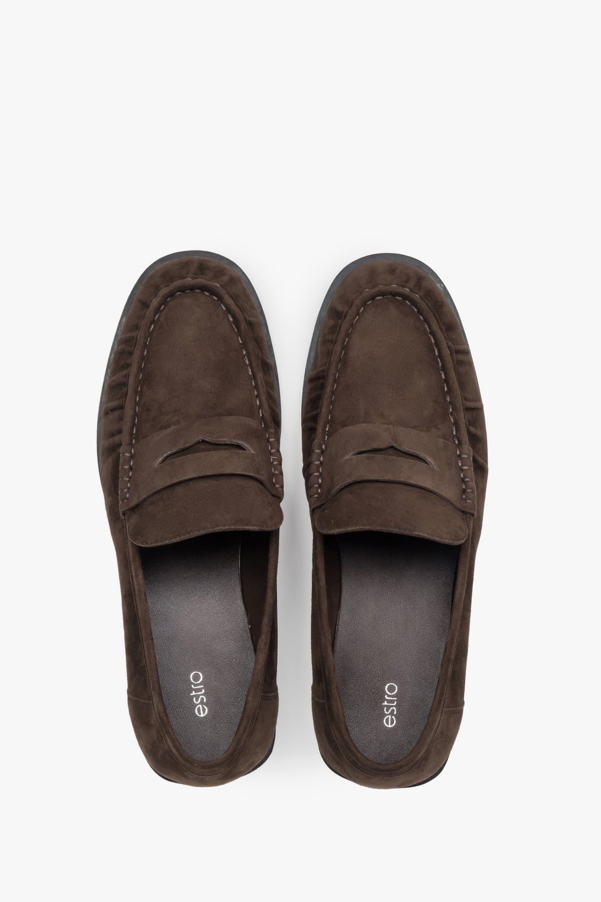 Draufsicht auf das Paar dunkelbrauner Damen-Loafer aus Veloursleder mit Ziernähten und Logo-Prägung auf der Innensohle