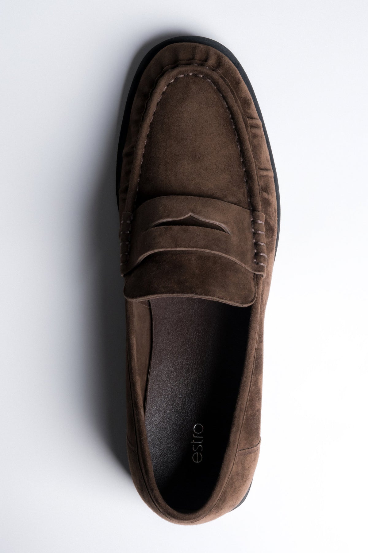 Draufsicht auf einen einzelnen dunkelbraunen Penny-Loafer mit Ziernähten