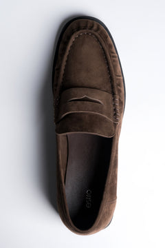 Draufsicht auf einen einzelnen dunkelbraunen Penny-Loafer mit Ziernähten