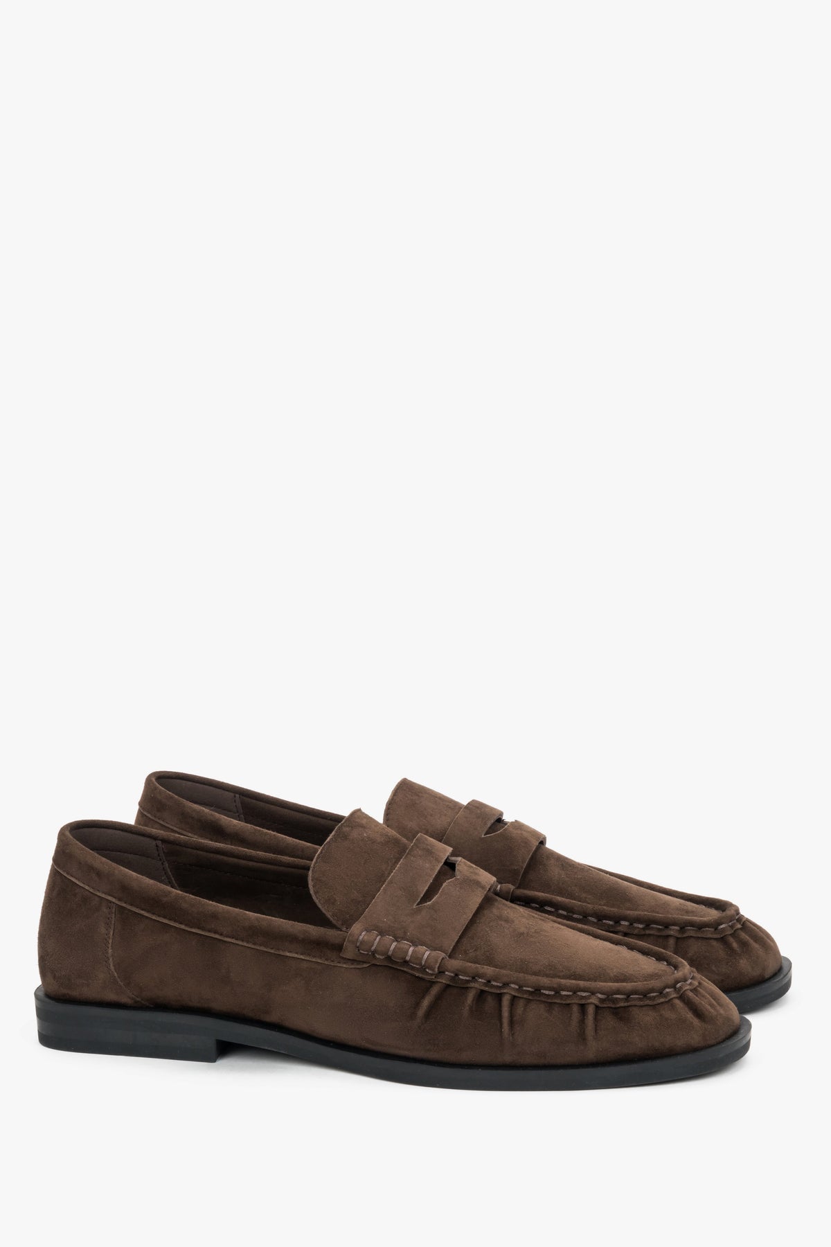 Schräge Perspektive des Paares dunkelbrauner Loafer mit flacher Sohle
