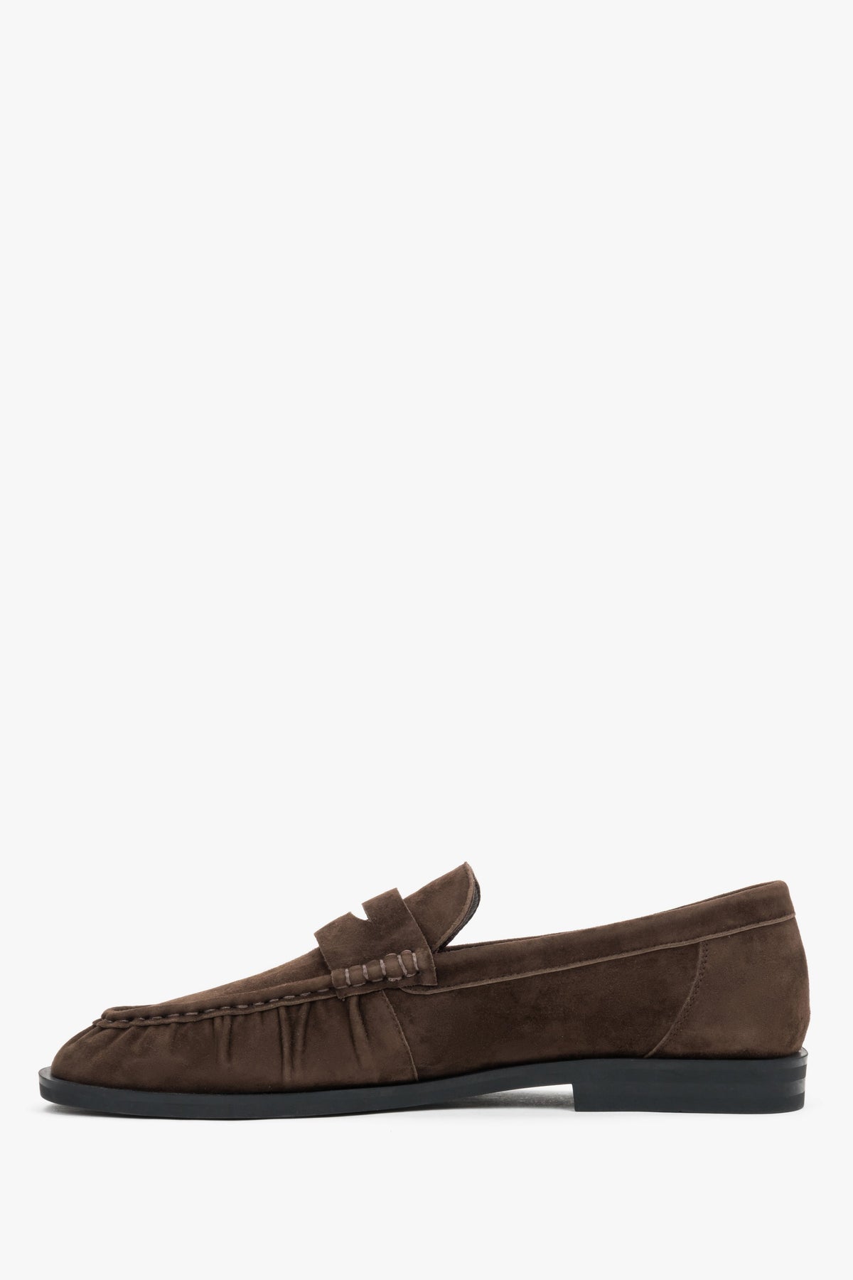 Flaches Seitenprofil des dunkelbraunen Velours-Loafers mit Quersteg