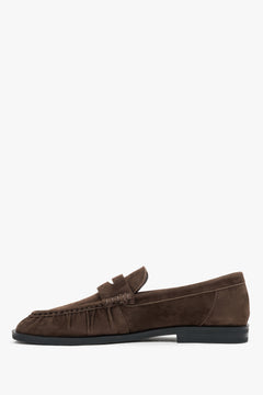 Flaches Seitenprofil des dunkelbraunen Velours-Loafers mit Quersteg
