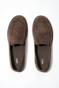 Draufsicht auf das Paar dunkelbrauner Damen-Loafer aus weichem Naturvelours.
