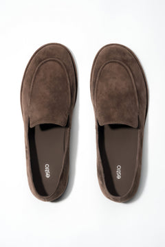 Draufsicht auf das Paar dunkelbrauner Damen-Loafer aus weichem Naturvelours.
