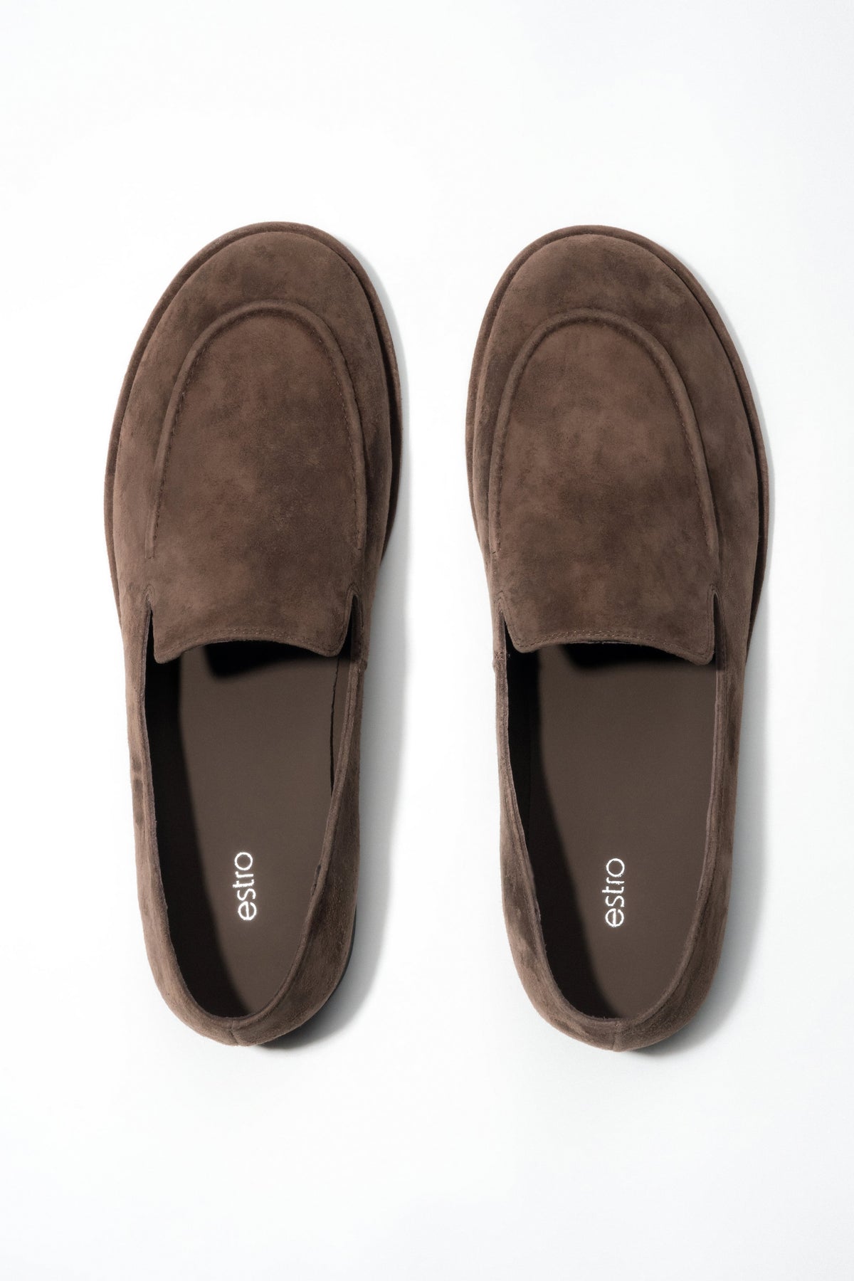 Draufsicht auf das Paar dunkelbrauner Damen-Loafer aus weichem Naturvelours.
