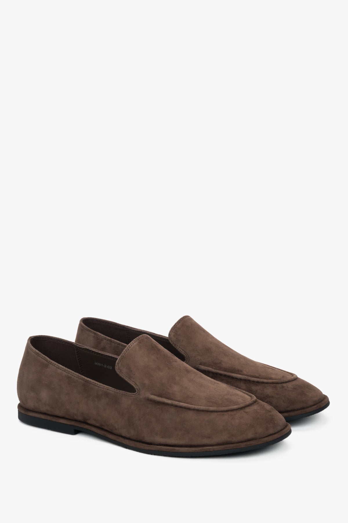 Schräge Ansicht der dunkelbraunen Velours-Loafer mit sichtbaren erhabenen Nähten.