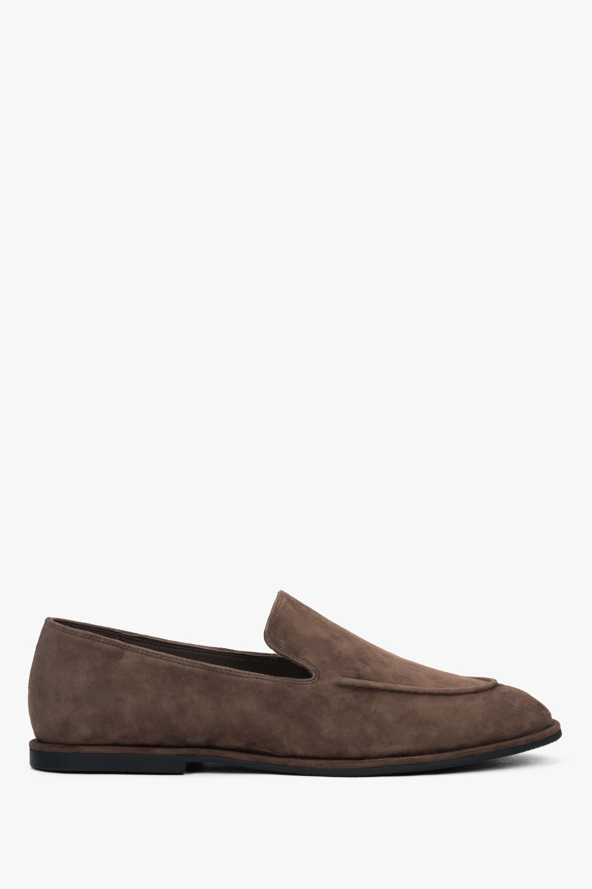 Seitenansicht des dunkelbraunen Loafers mit flacher Gummisohle.