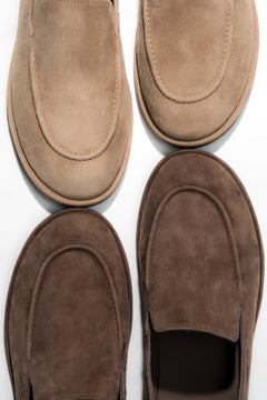 Kombination aus beigen und dunkelbraunen Damen-Loafern aus Naturvelours.