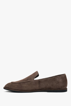 Flache Seitenansicht des dunkelbraunen Loafers als klassischer Schlupfschuh.