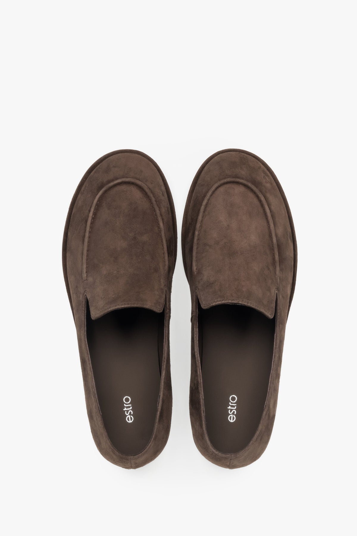 Draufsicht auf das Paar dunkelbraune Damen-Loafer im minimalistischen Design.