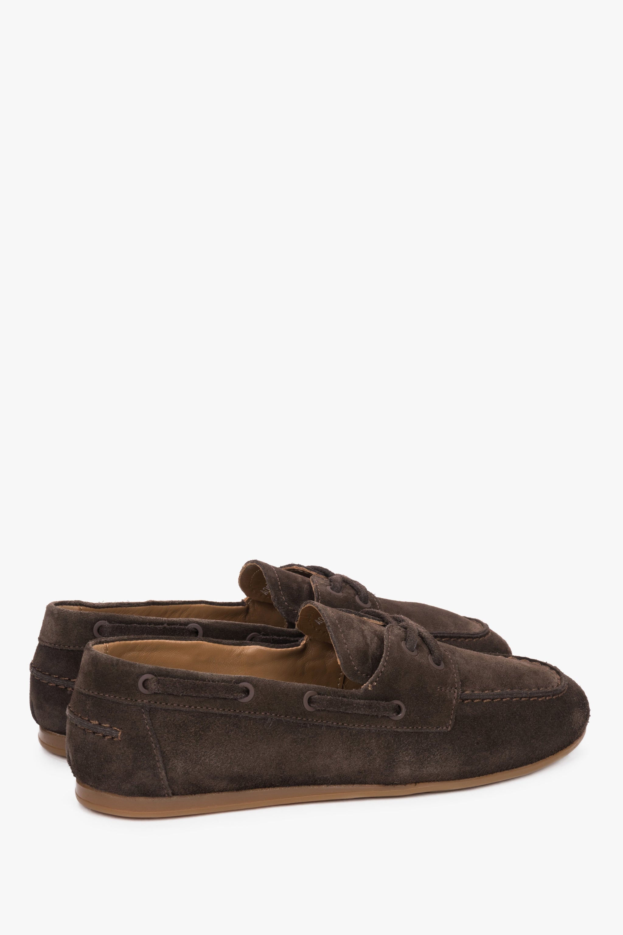 Dunkelbraune Damen-Loafer mit maritimer Schnürung in schräger Perspektive