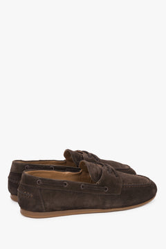 Dunkelbraune Damen-Loafer mit maritimer Schnürung in schräger Perspektive