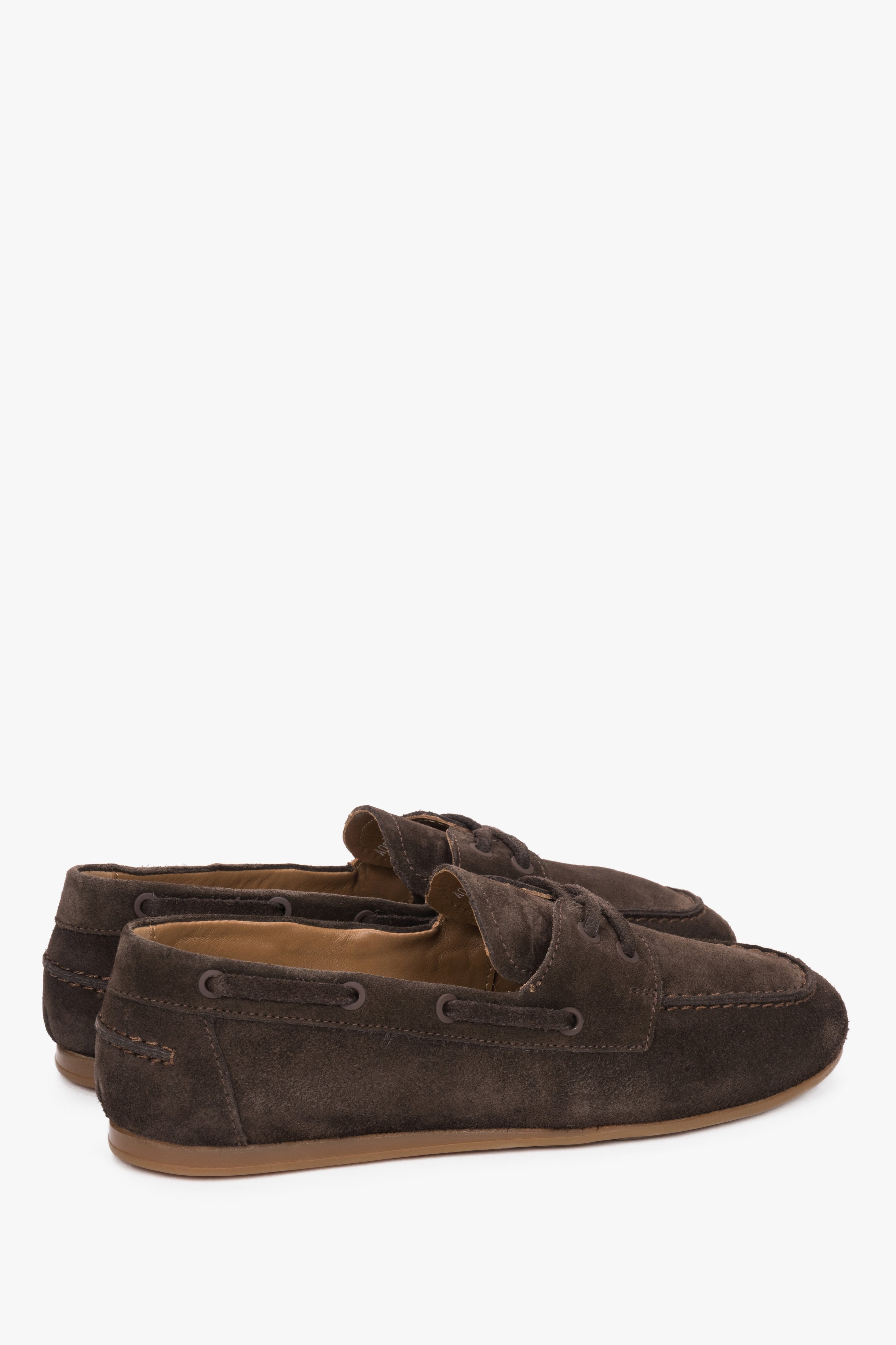 Dunkelbraune Damen-Loafer mit maritimer Schnürung in schräger Perspektive