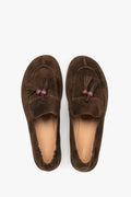 Draufsicht auf das Paar dunkelbraune Damen-Loafer im Barefoot-Stil mit Zierquaste