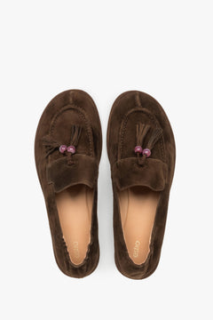 Draufsicht auf das Paar dunkelbraune Damen-Loafer im Barefoot-Stil mit Zierquaste
