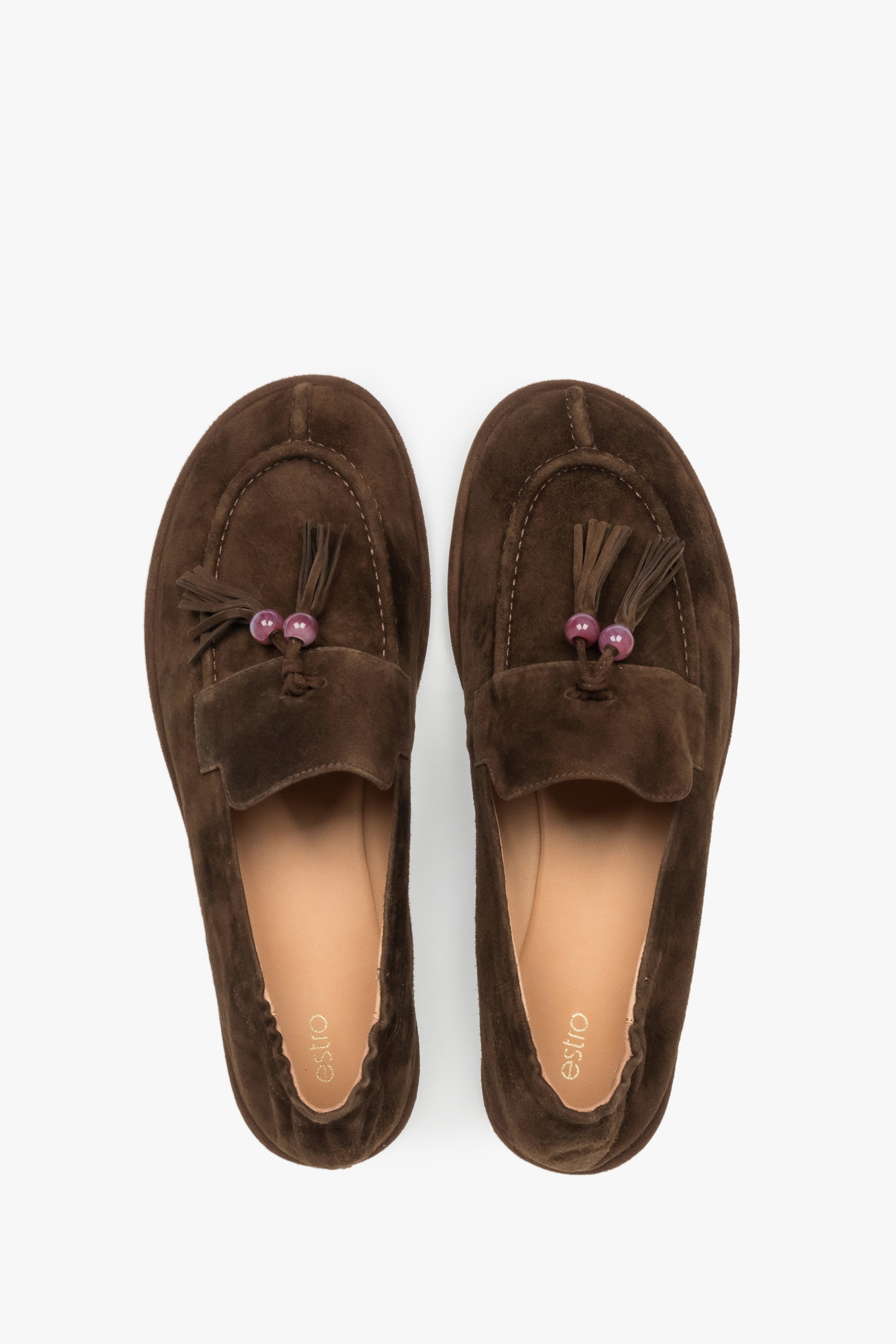 Draufsicht auf das Paar dunkelbraune Damen-Loafer im Barefoot-Stil mit Zierquaste