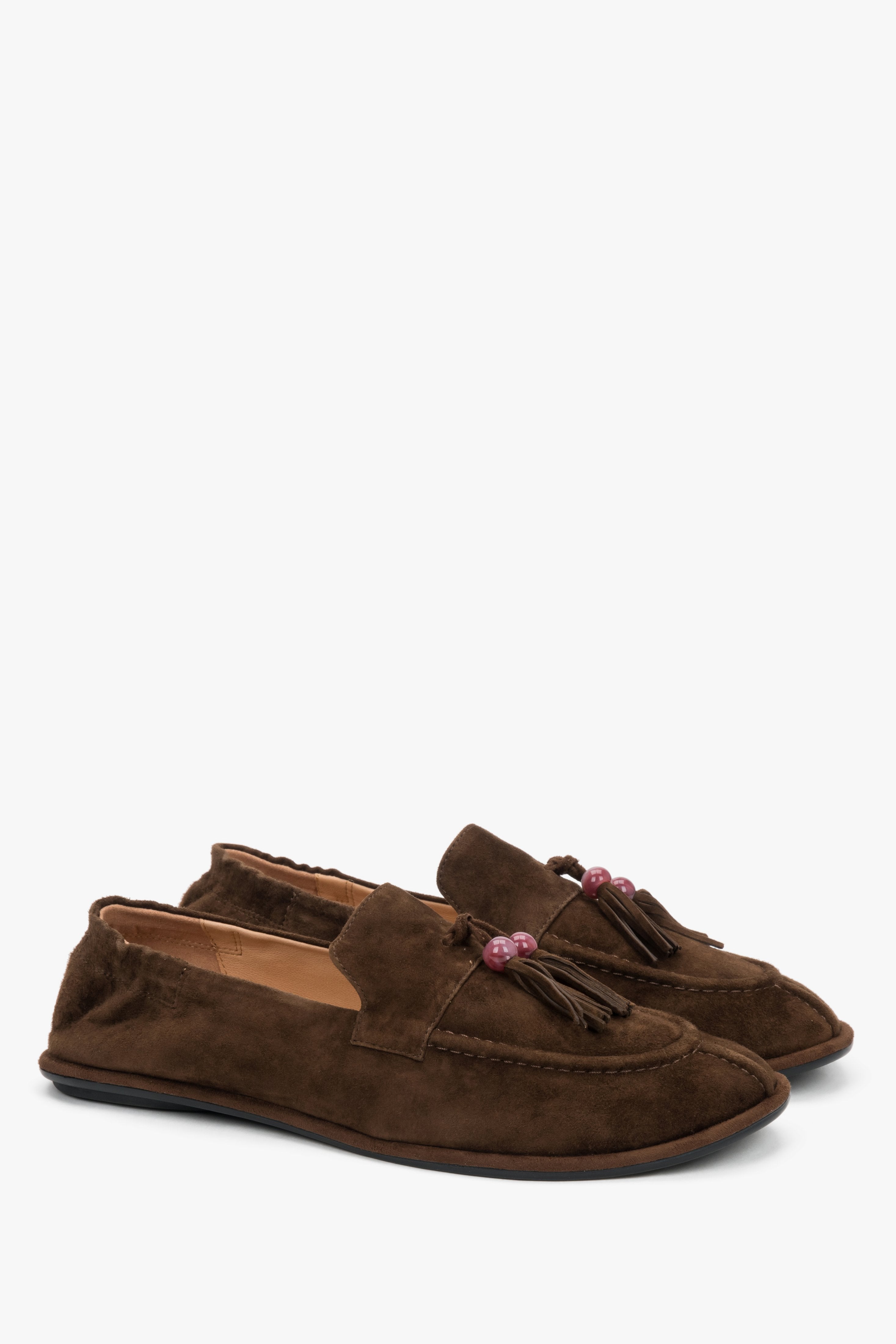 Schrägansicht der dunkelbraunen Veloursleder-Loafer mit flexibler Sohle