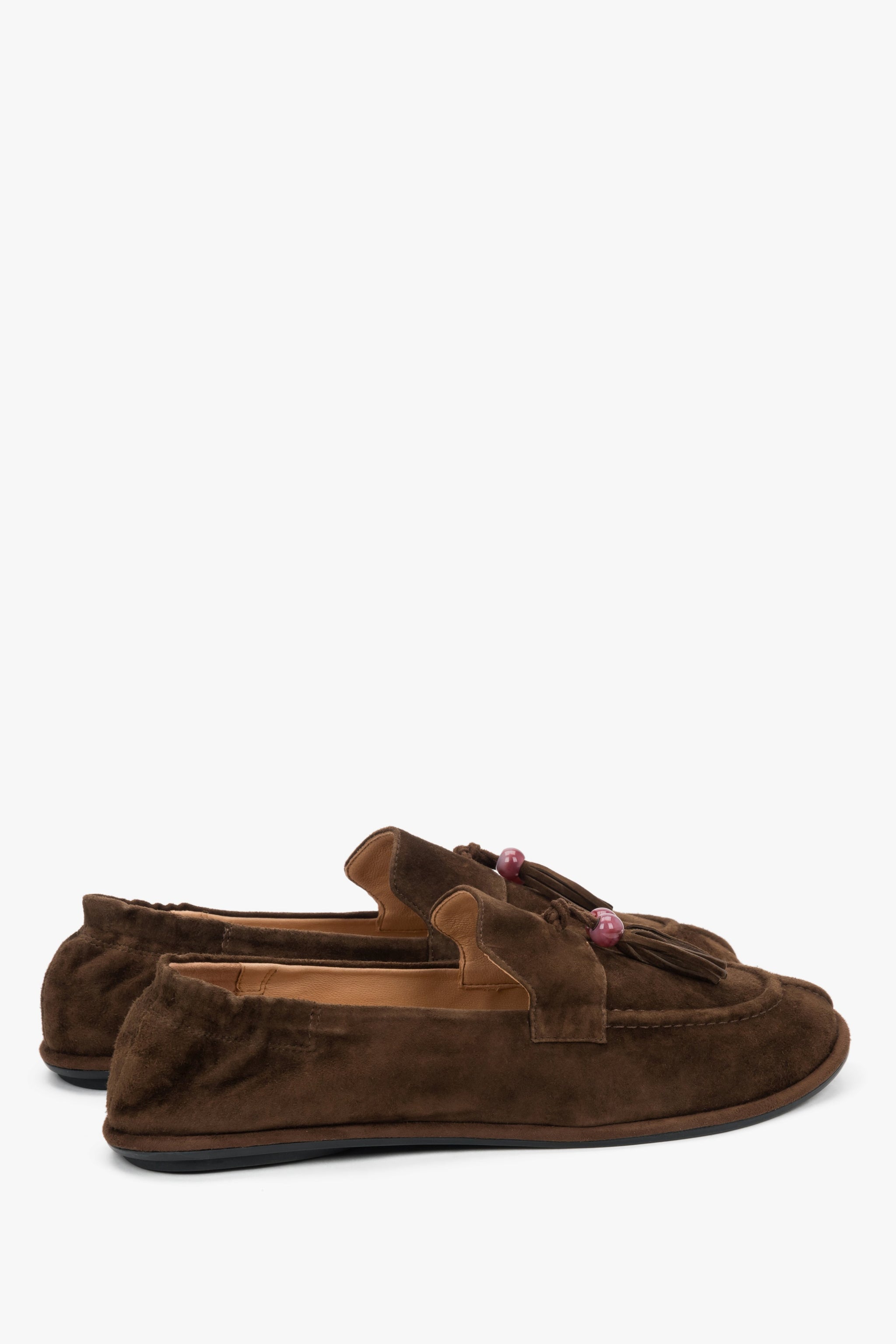 Rückwärtige Schrägansicht der dunkelbraunen Barefoot-Loafer für Damen