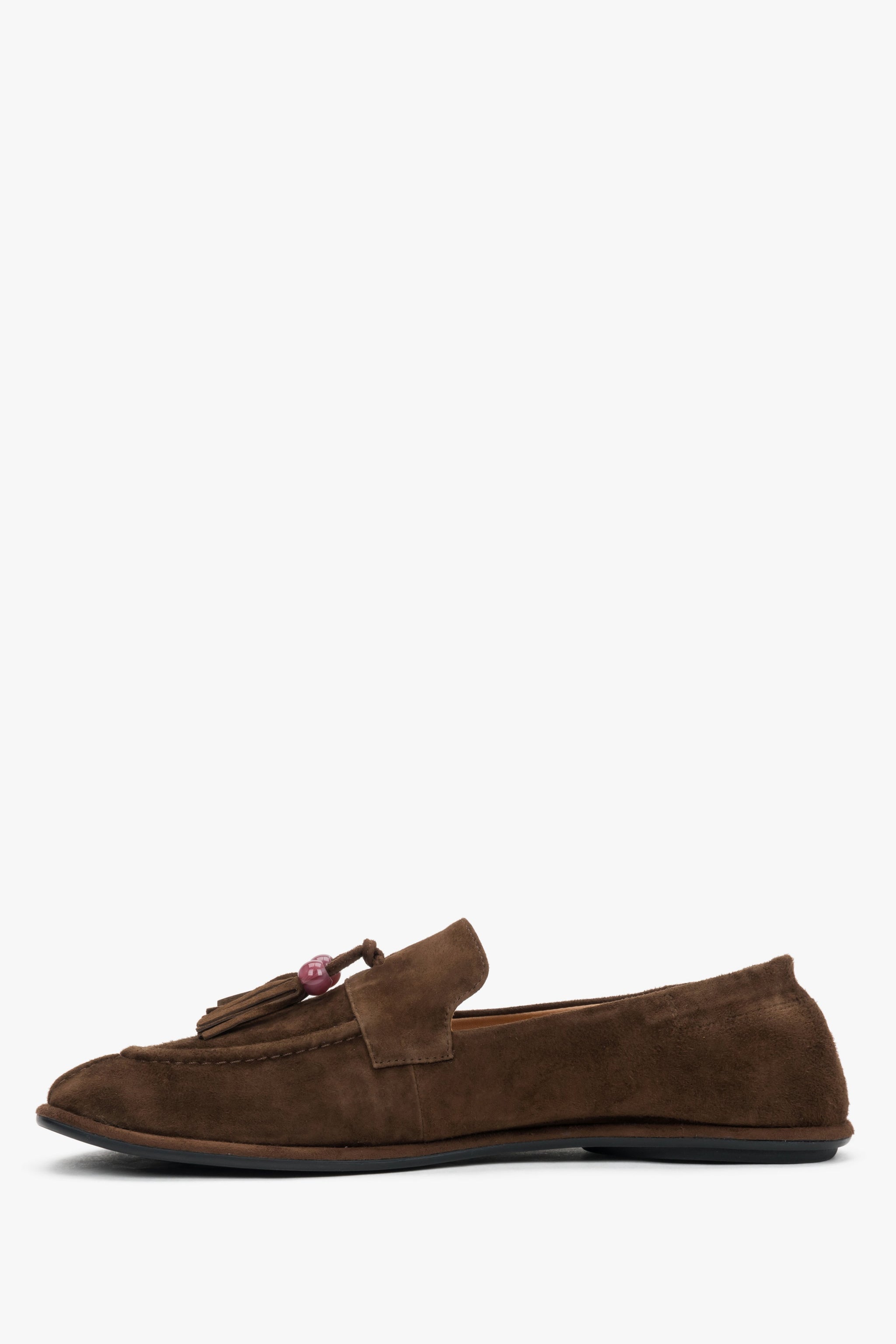 Linke Seitenansicht der dunkelbraunen Veloursleder-Loafer mit flexibler Gummisohle
