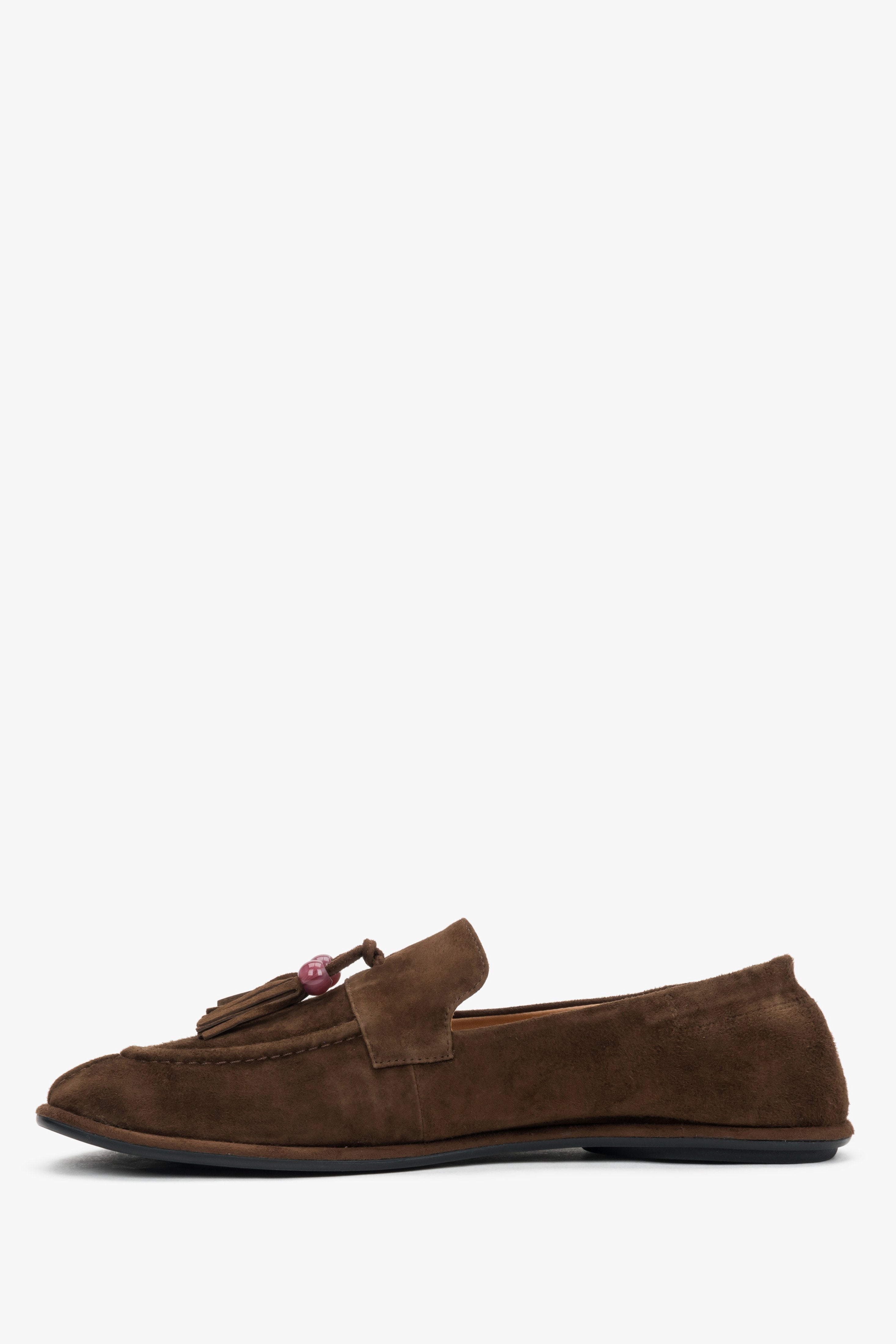 Linke Seitenansicht der dunkelbraunen Veloursleder-Loafer mit flexibler Gummisohle
