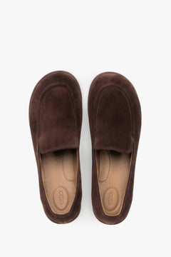 Dunkelbraune Damen-Mokassins aus Veloursleder von oben als Paar