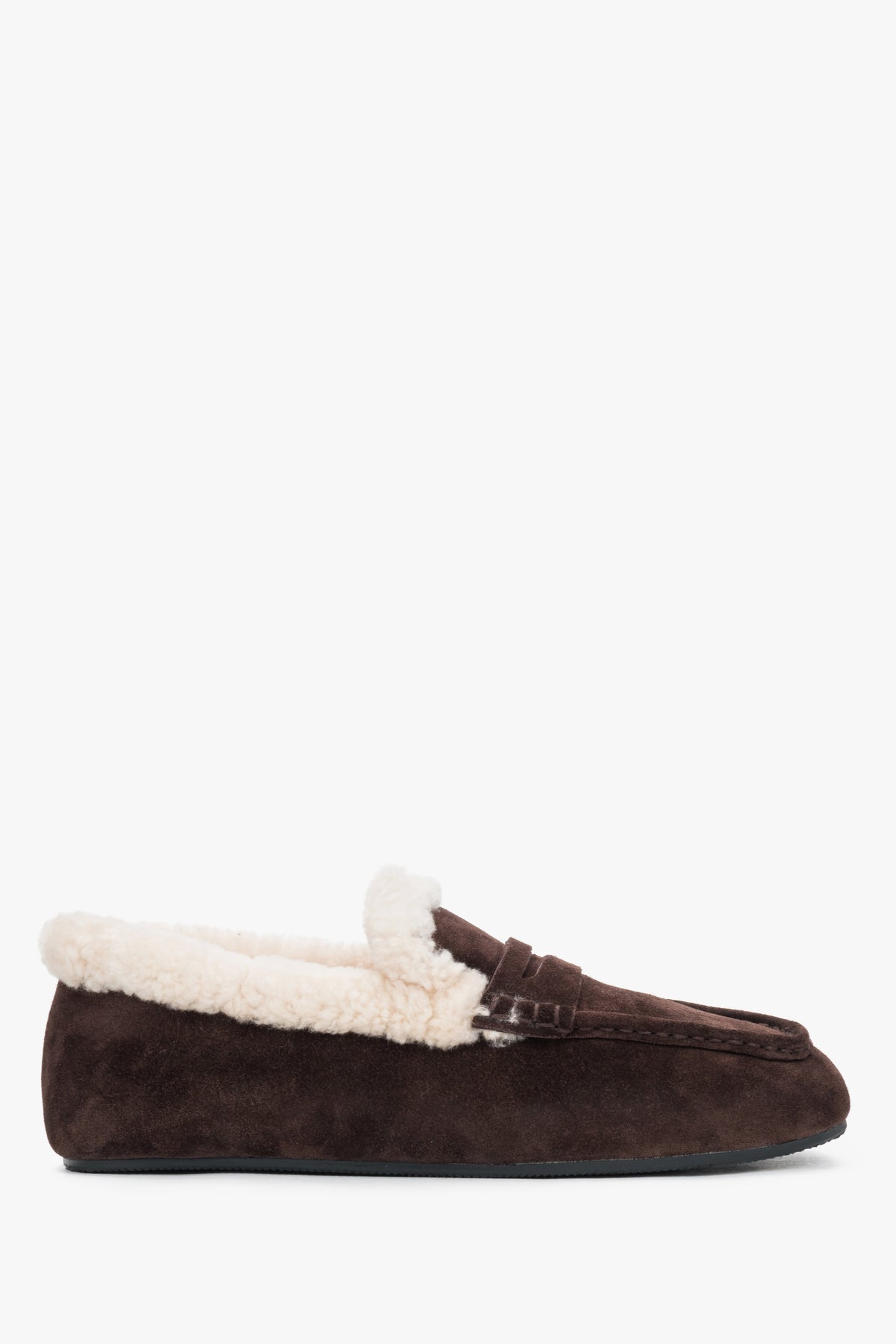 Gegenläufige Seitenansicht des dunkelbraunen Velours-Slippers mit flachem Absatz und Gummisohle