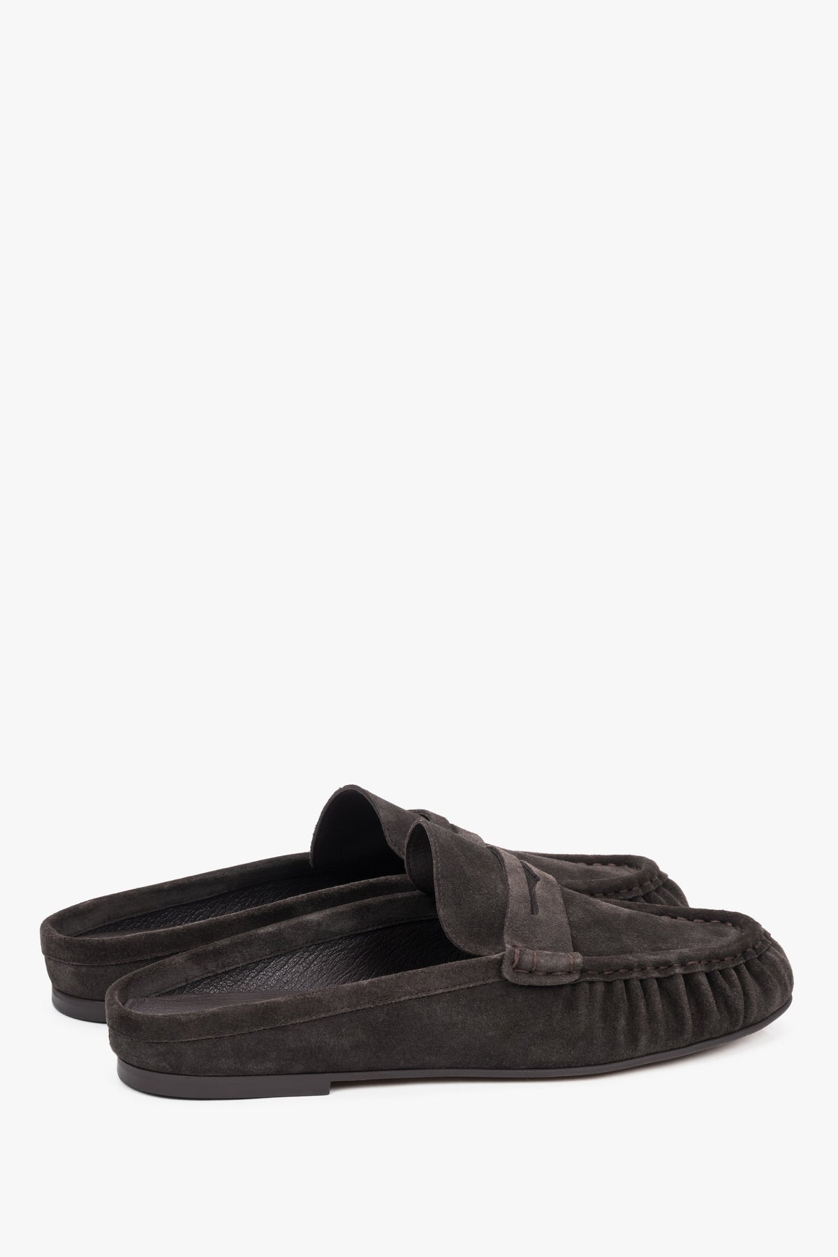 Dunkelbraune Damen-Mules aus Veloursleder in schräger Seitenansicht mit Loafer-Detail