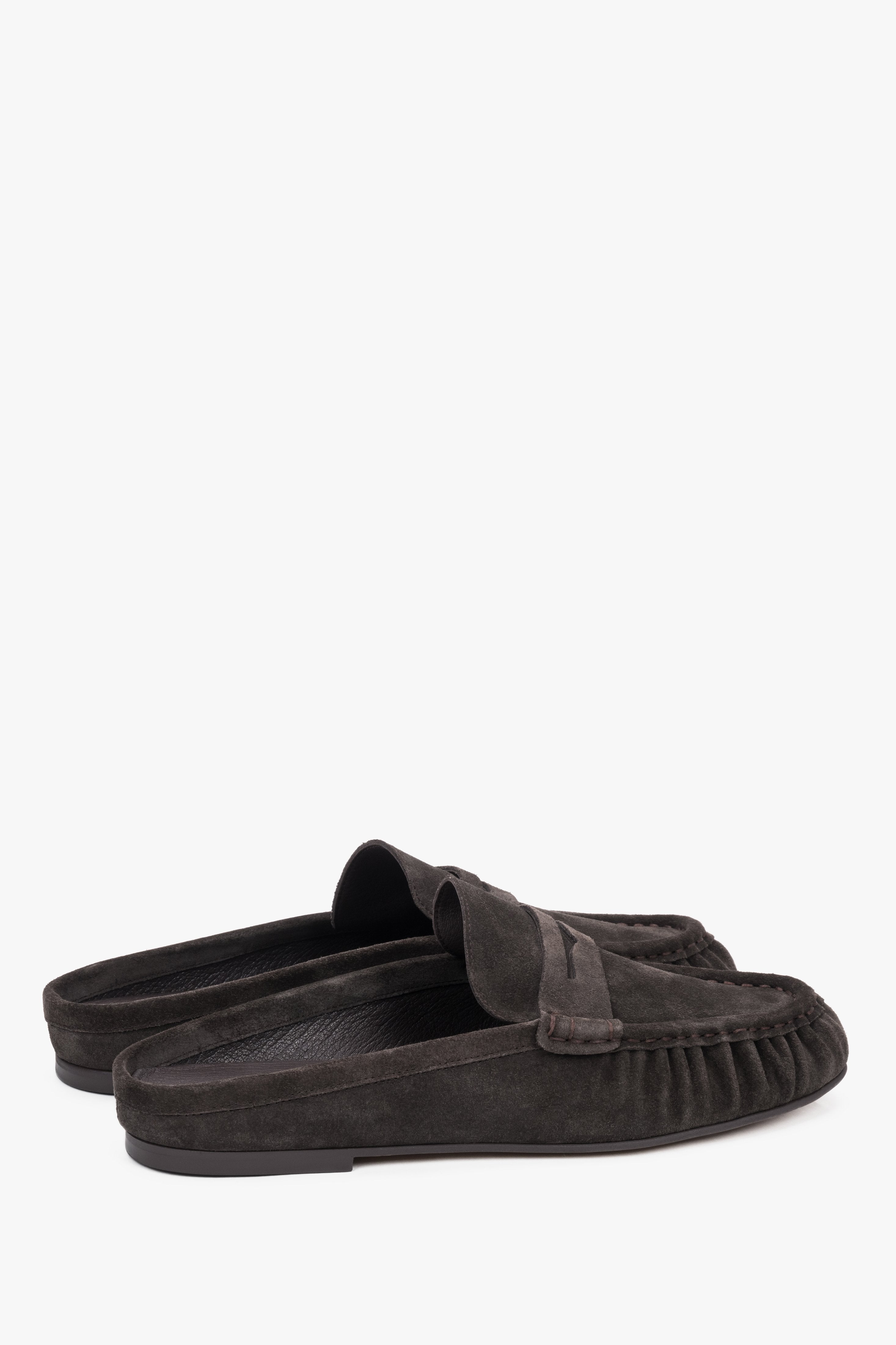 Dunkelbraune Damen-Mules aus Veloursleder in schräger Seitenansicht mit Loafer-Detail