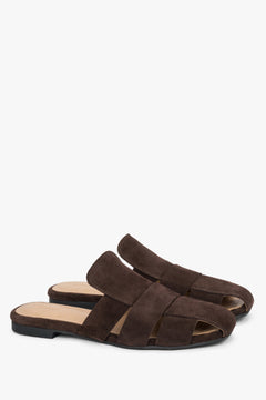 Dunkelbraune Damen-Mules aus Veloursleder in schräger Vorderansicht