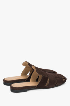 Dunkelbraune Damen-Mules mit geflochtenem Obermaterial in schräger Ansicht