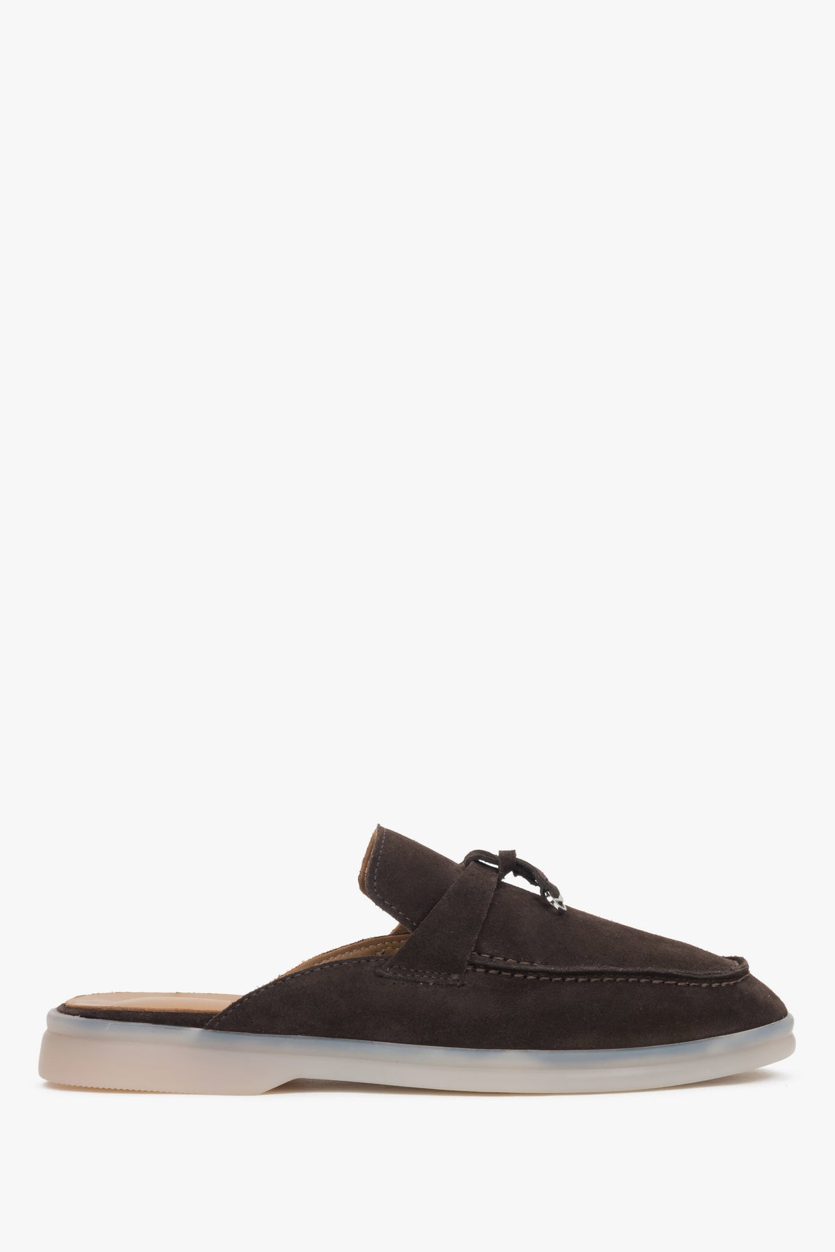 Seitenansicht der dunkelbraunen Damen Mules aus Premium-Veloursleder mit dekorativem Quast.