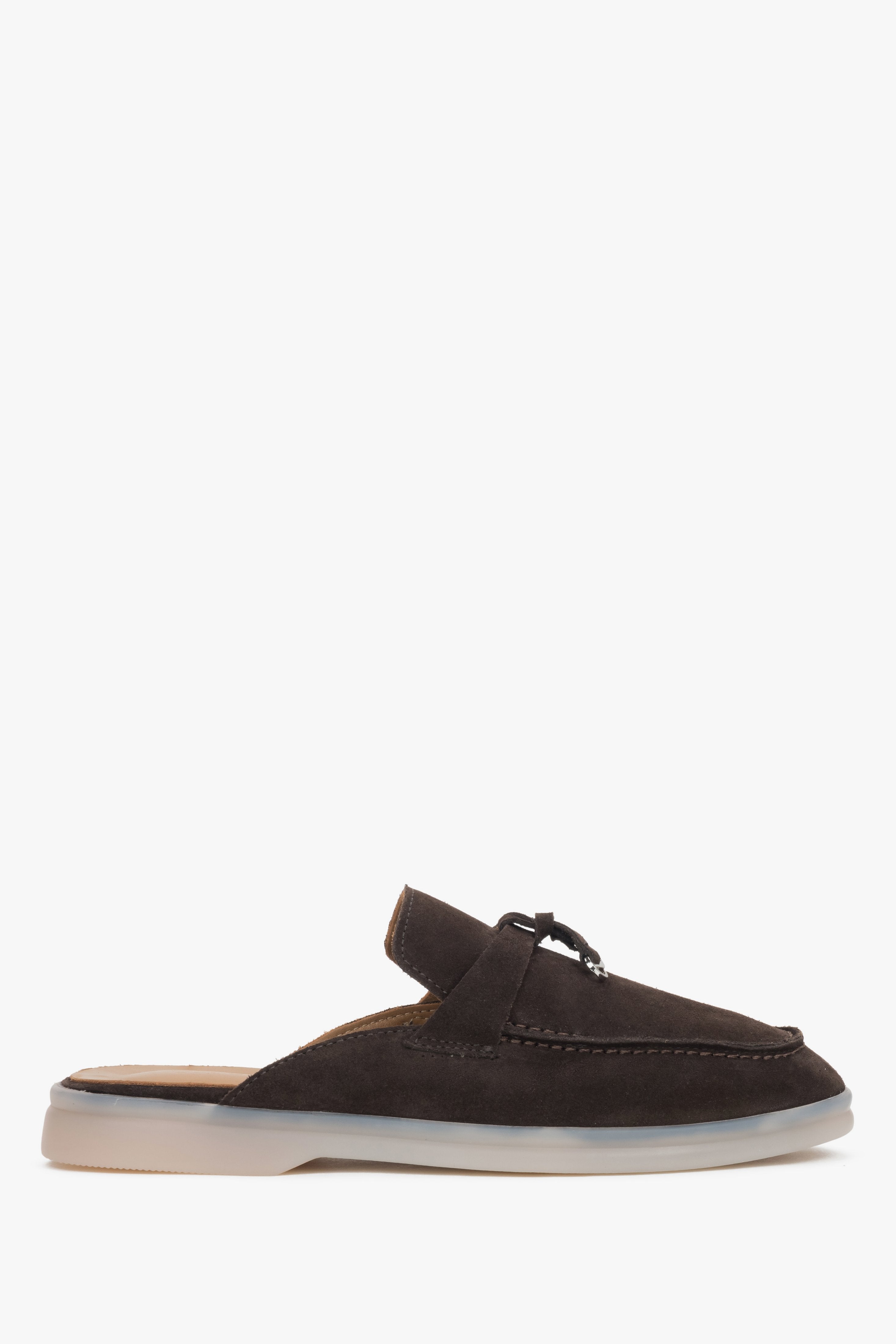 Seitenansicht der dunkelbraunen Damen Mules aus Premium-Veloursleder mit dekorativem Quast.