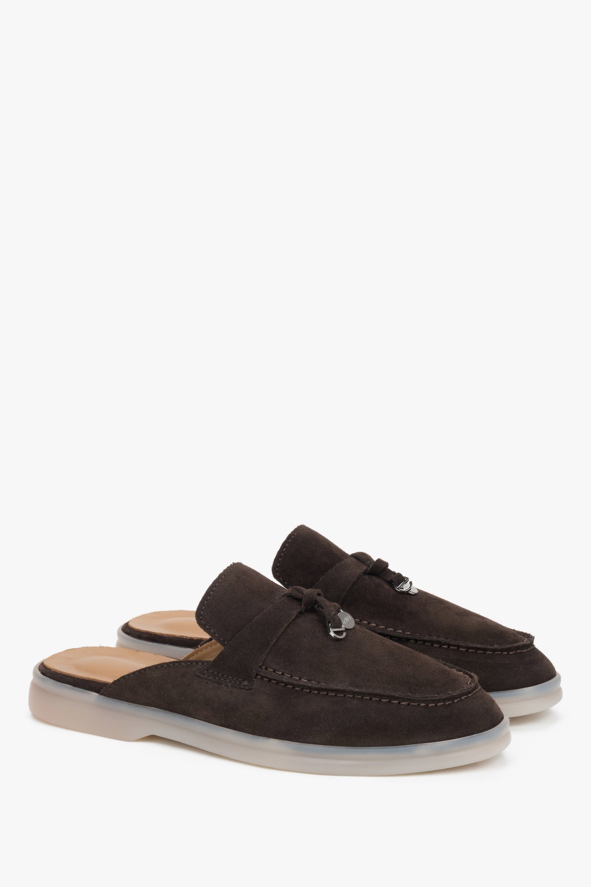 Die dunkelbraunen Slipper von Estro in einer Schrägansicht zur Darstellung der weichen Materialstruktur.