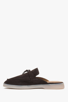 Profilansicht der dunkelbraunen Mules mit Fokus auf die flache Sohle und das elegante Design.