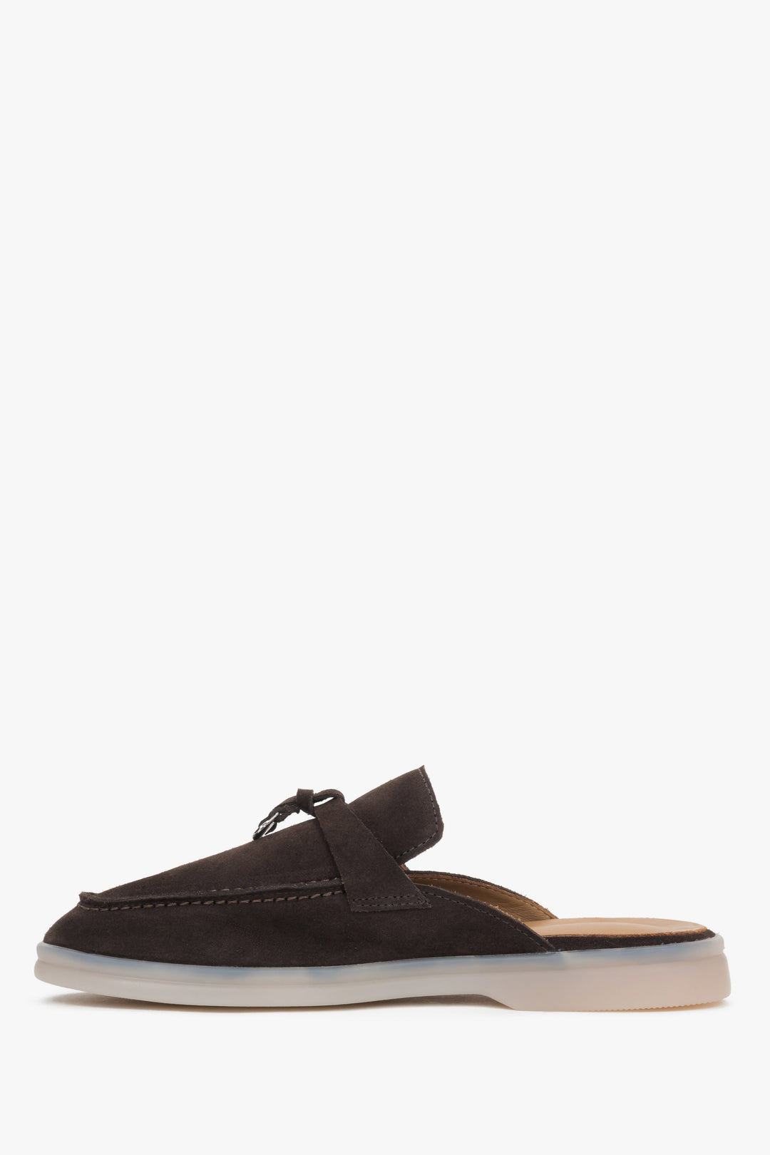 Profilansicht der dunkelbraunen Mules mit Fokus auf die flache Sohle und das elegante Design.
