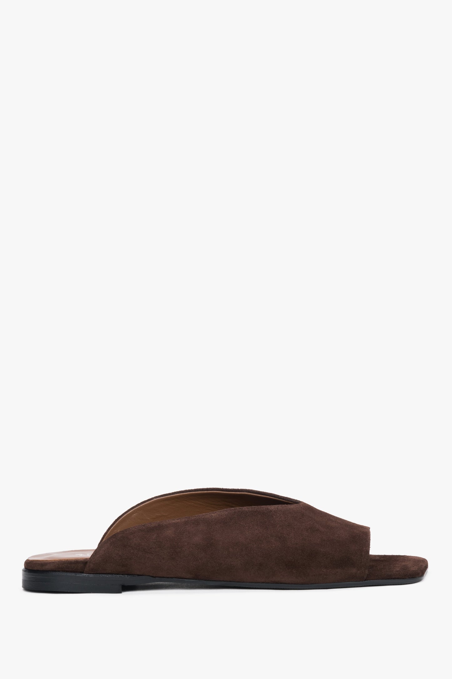 Dunkelbraune Damen-Pantolette aus Veloursleder in seitlicher Ansicht mit flacher Sohle