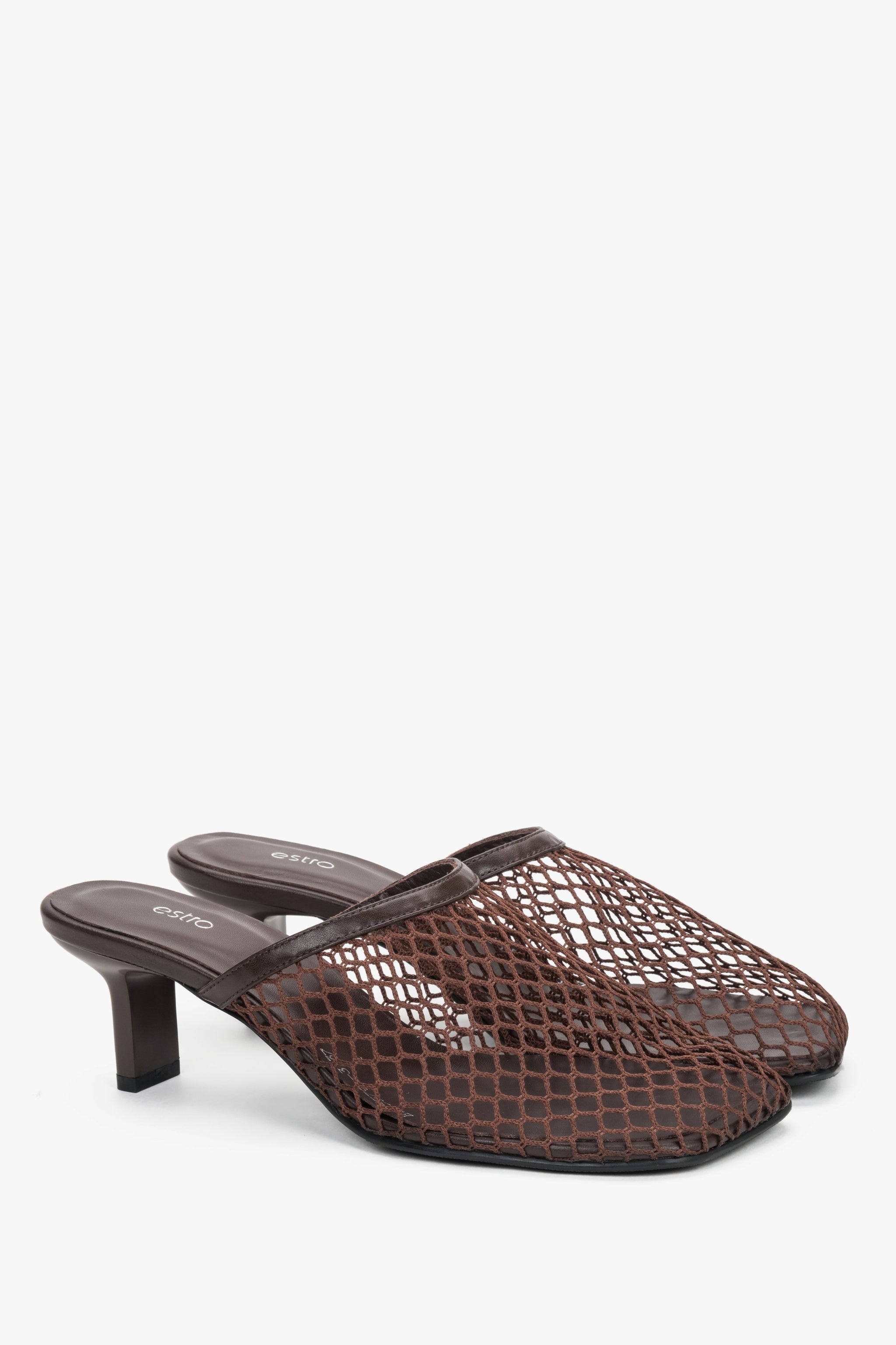 Dunkelbraune Damen-Pantolette aus Mesh in schräger Seitenansicht mit Blockabsatz