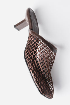 Dunkelbraune Damen-Pantolette aus Mesh von der Seite mit eckiger Schuhspitze