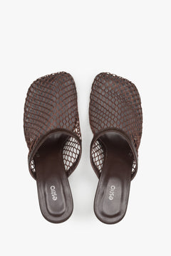 Dunkelbraune Mesh-Pantolette mit eckiger Schuhspitze und Blockabsatz