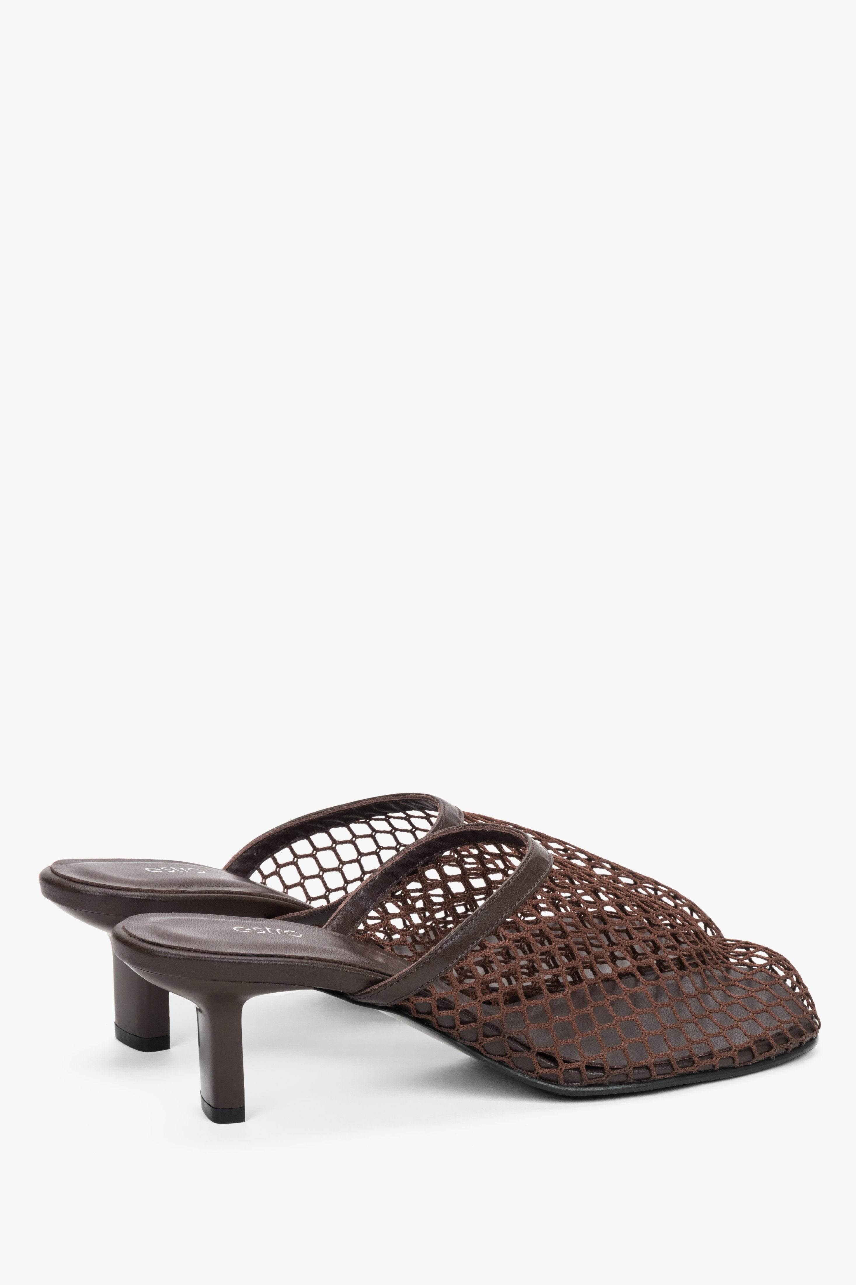 Dunkelbraune Damen-Pantolette aus Mesh in seitlicher Einzelansicht mit niedrigem Blockabsatz