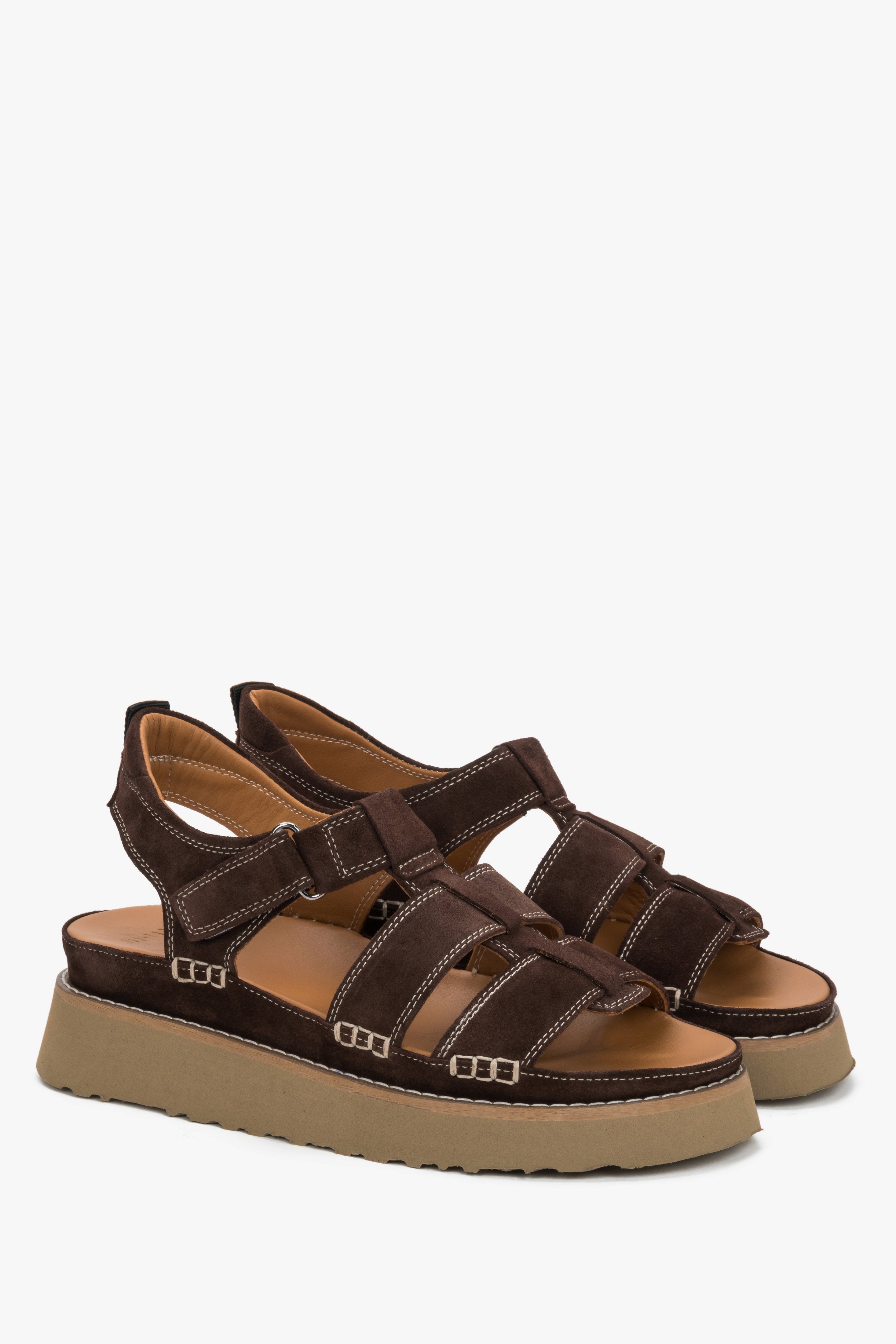 Paar dunkelbraune Damen-Sandalen mit Klettverschluss von vorne