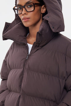 Frontalaufnahme der geschlossenen dunkelbraunen Winterjacke mit hohem Stehkragen