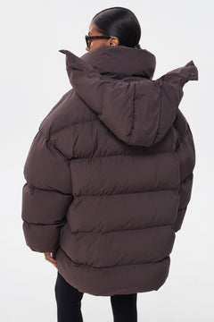 Rückansicht der dunkelbraunen Damenjacke mit voluminöser Kapuze und Steppung