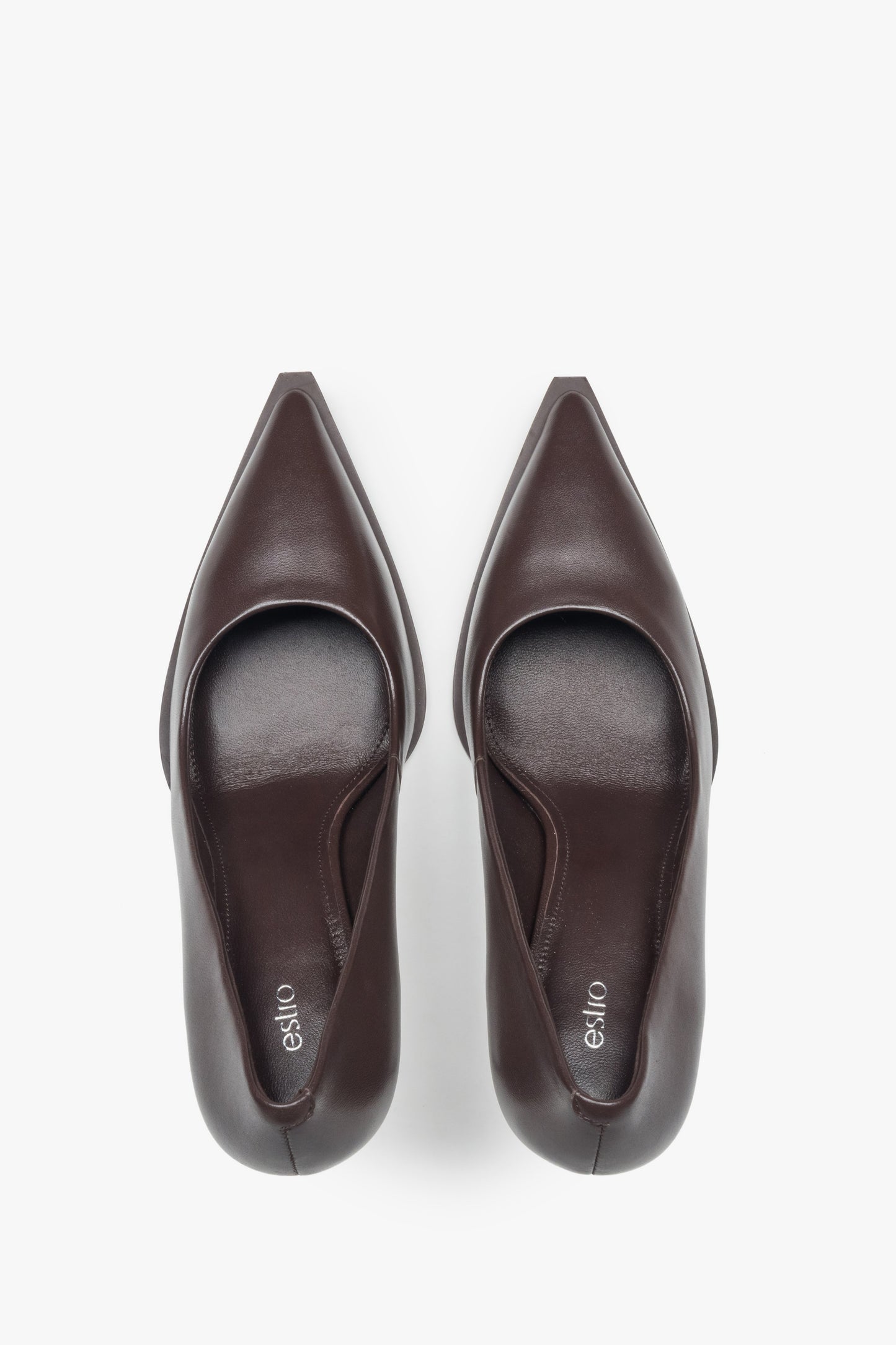 Klassische Damenpumps von Estro mit spitz zulaufender Schuhspitze, vollständig aus echtem Leder in elegantem Dunkelbraun gefertigt.