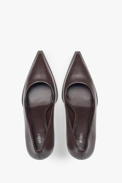 Klassische Damenpumps von Estro mit spitz zulaufender Schuhspitze, vollständig aus echtem Leder in elegantem Dunkelbraun gefertigt.