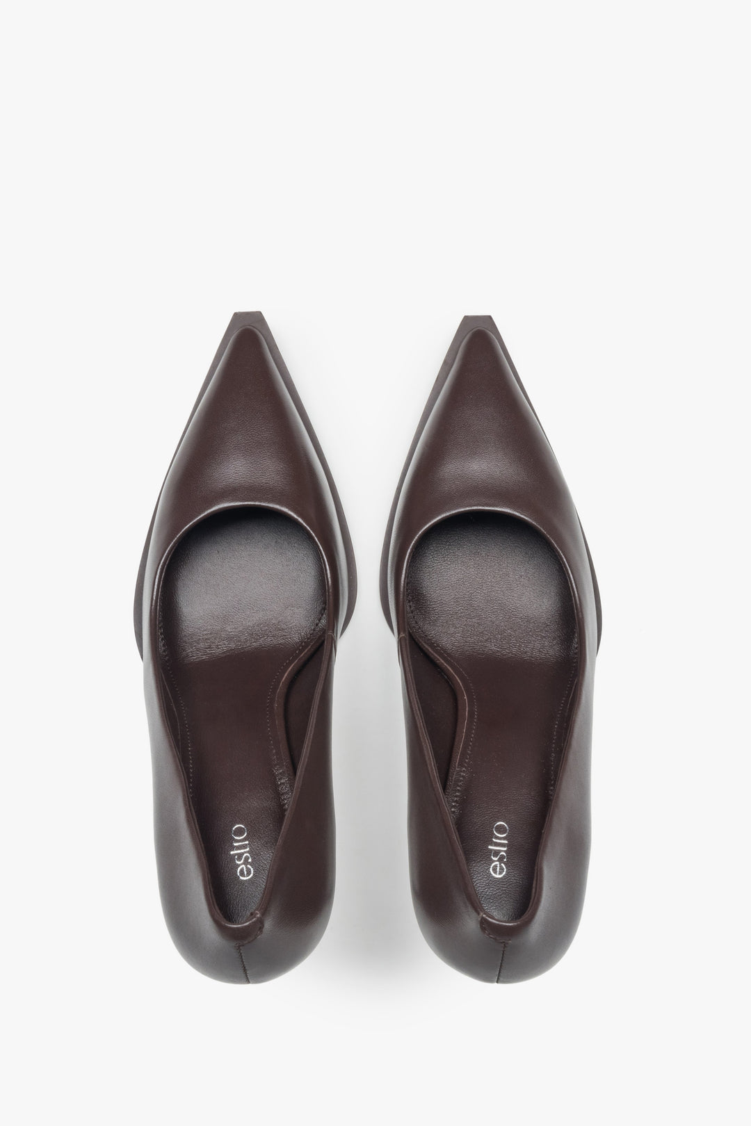 Klassische Damenpumps von Estro mit spitz zulaufender Schuhspitze, vollständig aus echtem Leder in elegantem Dunkelbraun gefertigt.