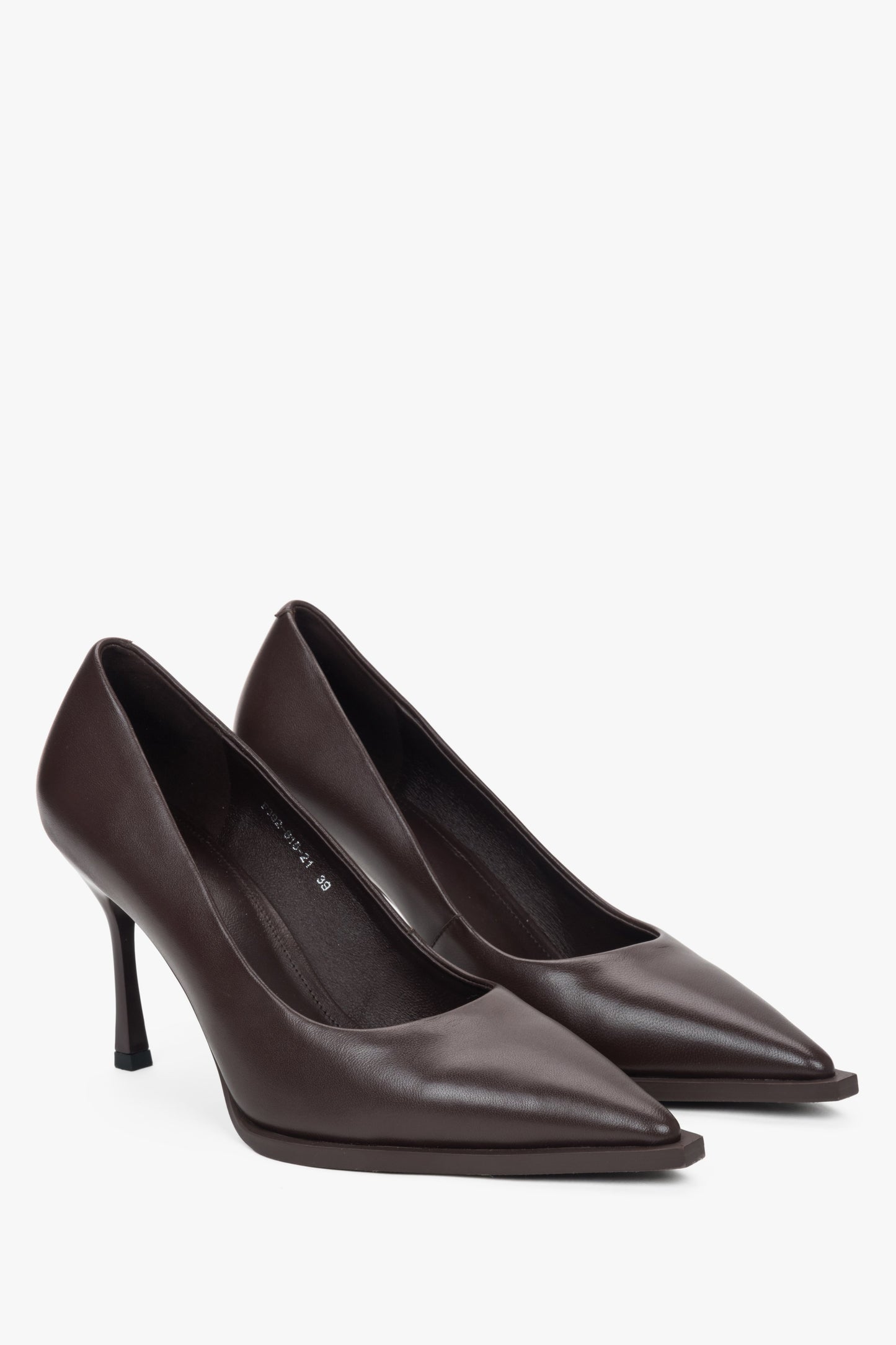 Klassische dunkelbraune Pumps von Estro.