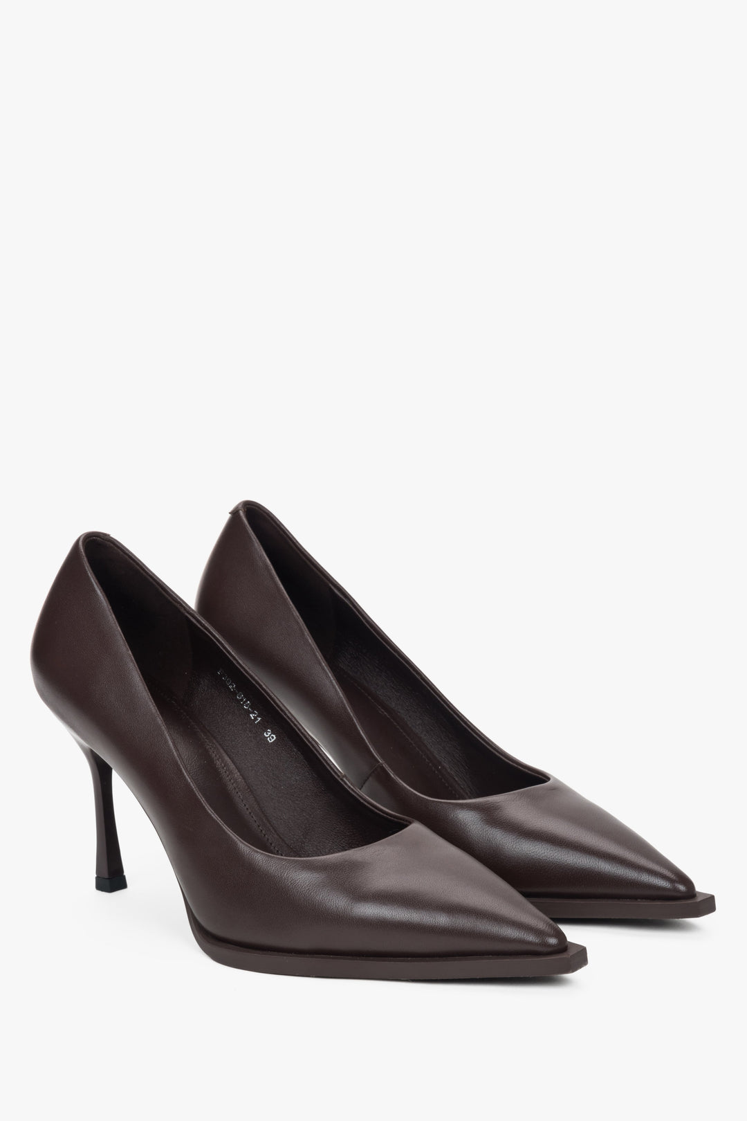 Klassische dunkelbraune Pumps von Estro.